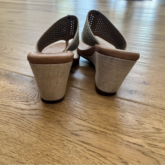 🤎 UGG Cream Tan Leather Wedge Sandals
Size 7 - Picture 3 of 7